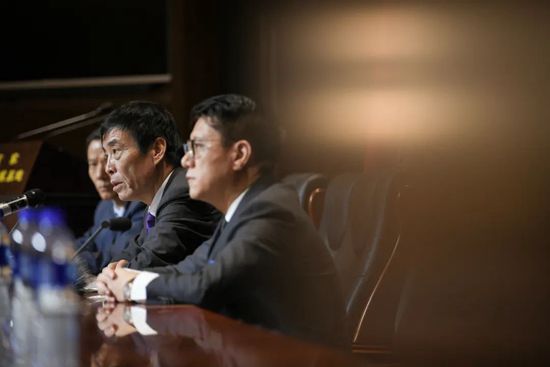 ”国米已经晋级欧冠16强，最后奥西里奥表示：“在欧冠取得比上赛季更好的成绩？我们每天起床后都希望能比前一天做得更好。